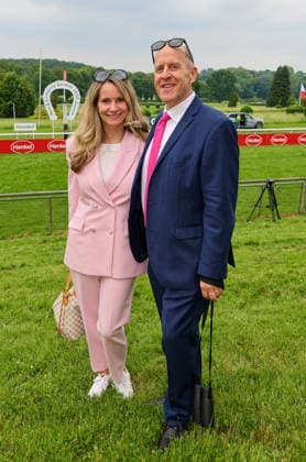 Köningsallee Renntag am Grafenberg - Lars Wilhelm Baumgarten, Founder des erfolgreichen Rennstalls Liberty Racing mit seiner Frau Nadine Siepmann Düsseldorf Galopprennbahn NRW Deutschland *** Köningsallee Renntag am Grafenberg Lars Wilhelm Baumgarten, Founder of the successful racing team Liberty Racing with his wife Nadine Siepmann Düsseldorf racecourse NRW Germany