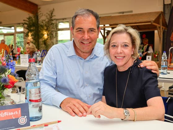 Königsallee Renntag am Grafenberg - Michael Eßer, Leiter der Mercedes-Benz-Niederlassung Rhein-Ruhr als Top-Sponsor des Renntags mit seiner Frau im Teehaus *** Königsallee race day at Grafenberg Michael Eßer, head of the Mercedes Benz Rhein Ruhr branch as top sponsor of the race day with his wife in the teahouse