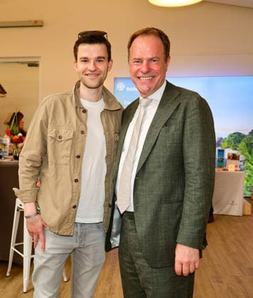 Köningsallee Renntag am Grafenberg - v.l. Schauspieler Patrick Moelleken kam direkt vom Deutschen Filmball in Berlin zur Rennbahn, hier mit Düsseldorfs Oberbürgermeister Dr. Stephan Keller (CDU) Düsseldorf Galopprennbahn NRW Deutschland *** Köningsallee Renntag am Grafenberg f l Actor Patrick Moelleken came directly from the German Film Ball in Berlin to the racecourse, here with Düsseldorfs Lord Mayor Dr. Stephan Keller CDU Düsseldorf Racecourse NRW Germany