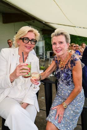 Köningsallee Renntag am Grafenberg - v.l. Susanne Schneider, Storeleiterin Tiffany & Co. auf der KÖ-Düsseldorf mit ihrer Kundin Immobilienunternehmerin Michaela Rentmeister mit dem Schmuck aus ihrem Hause Düsseldorf Galopprennbahn NRW Deutschland *** Köningsallee Renntag am Grafenberg f l Susanne Schneider, store manager Tiffany Co at KÖ Düsseldorf with her customer real estate entrepreneur Michaela Rentmeister with the jewelry from her company Düsseldorf racecourse NRW Germany