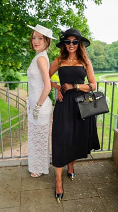 Königsallee Renntag am Grafenberg - ein Hauch von Ascot versprühten diese beiden chicen Ladies aus England Düsseldorf Galopprennbahn NRW Deutschland *** Königsallee race day at Grafenberg these two chic ladies from England sprayed a touch of Ascot Düsseldorf racecourse NRW Germany