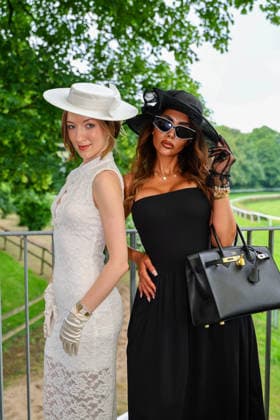 Königsallee Renntag am Grafenberg - ein Hauch von Ascot versprühten diese beiden chicen Ladies aus England Düsseldorf Galopprennbahn NRW Deutschland *** Königsallee race day at Grafenberg these two chic ladies from England sprayed a touch of Ascot Düsseldorf racecourse NRW Germany