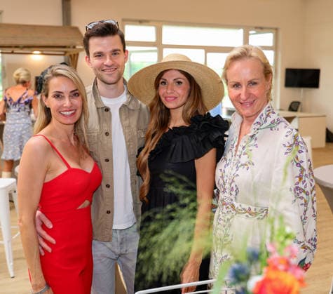 Köningsallee Renntag am Grafenberg - v.l. Moderatorin Sarah Valentina Winkhaus, Schauspieler Patrick Mölleken (kam direkt aus Berlin vom Deutschen Filmpreis), Friseuerweltmeisterin Viktoria Becker (Die Stadt Amazonen) und Pharma-Managerin Marion Bock im VIP-Teehaus Düsseldorf Galopprennbahn NRW Deutschland *** Köningsallee Renntag am Grafenberg f l Moderator Sarah Valentina Winkhaus, Actor Patrick Mölleken came directly from Berlin from the German Film Award, Hairdressing World Champion Viktoria Becker The City Amazons and Pharma Manager Marion Bock in the VIP Teehaus Düsseldorf Galopprennbahn NRW Germany