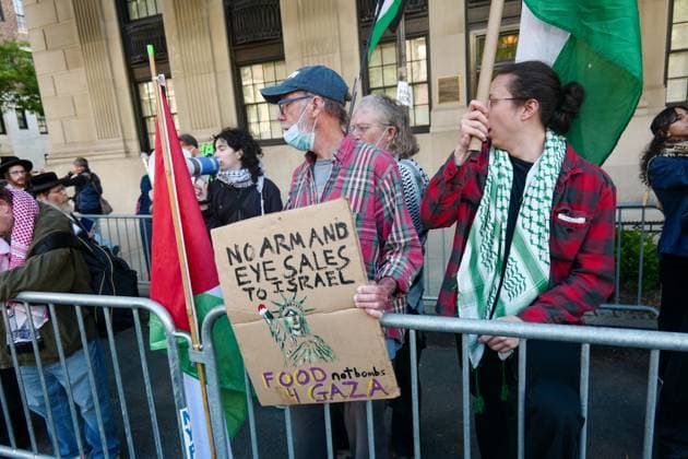 New York, NY- June 1: Activist Group Palestinian Youth Movement Protest No War Criminals in New York City at 583 Park Ave on June 1, 2026 in Manhattan. Credit: Camara AdMedia USA  - ZUMAa123 20260601_zaa_a123_018 Copyright: xPorterx