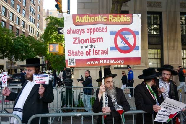 New York, NY- June 1: Activist Group Palestinian Youth Movement Protest No War Criminals in New York City at 583 Park Ave on June 1, 2026 in Manhattan. Credit: Camara AdMedia USA  - ZUMAa123 20260601_zaa_a123_005 Copyright: xPorterx