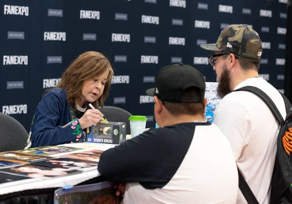 June 1, 2026, Denver, Colorado, USA: Exorcist Actress LINDA BLAIR signs autographs for fans during FAN EXPO Denver at the Colorado Convention Center Saturday afternoon. Denver USA  - ZUMAav4_ 20260601_zaf_av4_007 Copyright: xHectorxAcevedox