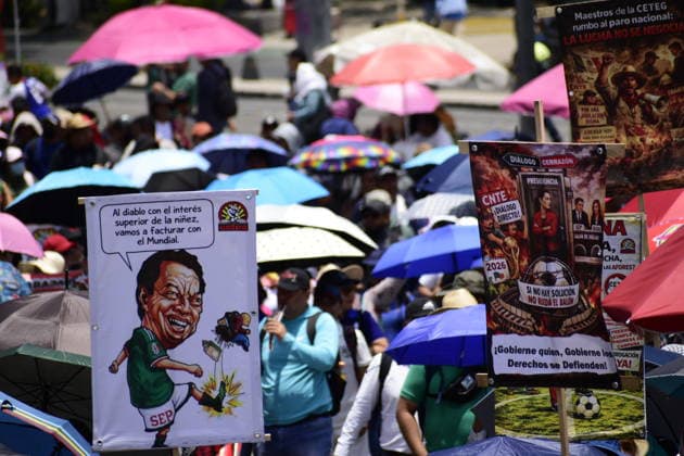 Teachers of the National Coordinator of Education Workers (CNTE) taking part during the national strike demanding a living wage and the repeal of the ISSSTE Law. on June 1, 2026 in Mexico City, Mexico. Mexico City Mexico  - ZUMAe321 20260601_zia_e321_020 Copyright: xLuisxBarronx