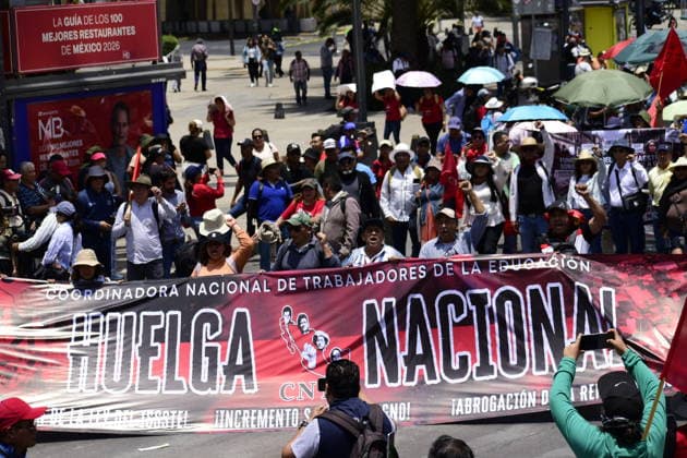 Teachers of the National Coordinator of Education Workers (CNTE) taking part during the national strike demanding a living wage and the repeal of the ISSSTE Law. on June 1, 2026 in Mexico City, Mexico. Mexico City Mexico  - ZUMAe321 20260601_zia_e321_024 Copyright: xLuisxBarronx
