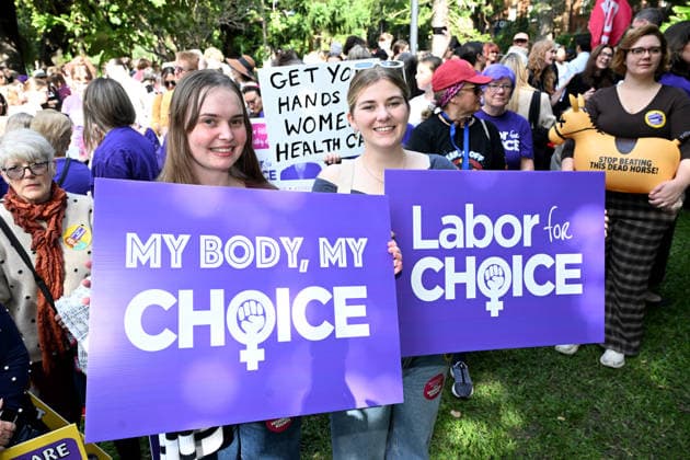QLD NURSES RALLY, Nurses, midwives and pro-choice supporters are seen during a protest against the Katter Australian Party action to block expanded access to early pregnancy medical termination at the City Botanic Gardens in Brisbane, Tuesday, June 2, 2026. ( NO ARCHIVING Brisbane Queensland Australia  Copyright: xDarrenxEnglandx 20260602182007124770