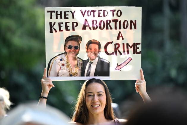 QLD NURSES RALLY, Nurses, midwives and pro-choice supporters are seen during a protest against the Katter Australian Party action to block expanded access to early pregnancy medical termination at the City Botanic Gardens in Brisbane, Tuesday, June 2, 2026. ( NO ARCHIVING Brisbane Queensland Australia  Copyright: xDarrenxEnglandx 20260602194187799992