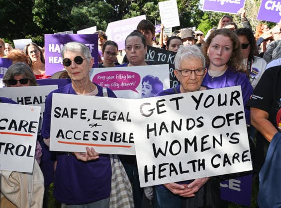 QLD NURSES RALLY, Nurses, midwives and pro-choice supporters are seen during a protest against the Katter Australian Party action to block expanded access to early pregnancy medical termination at the City Botanic Gardens in Brisbane, Tuesday, June 2, 2026. ( NO ARCHIVING Brisbane Queensland Australia  Copyright: xDarrenxEnglandx 20260602174016422853