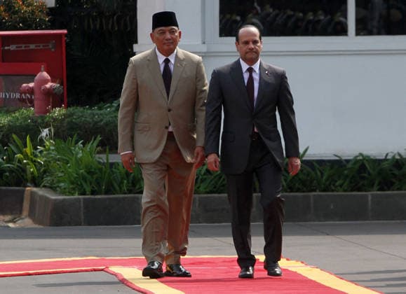 Qatari defense minister visits Indonesia to strengthen bilateral cooperation JAKARTA, INDONESIA - JUNE 02: Indonesia s Minister of Defence, Sjafrie Sjamsoeddin (L), and Qatar s Deputy Prime Minister and Minister of State for Defence Affairs, Sheikh Saoud bin Abdurrahman bin Hassan bin Ali Al Thani (R), inspect an honor guard upon arrival at Indonesia s Ministry of Defence headquarters in Jakarta, Indonesia, on June 02, 2026. The visit of Sheikh Saoud bin Abdurrahman bin Hassan bin Ali Al Thani forms part of ongoing efforts to strengthen bilateral relations between Indonesia and Qatar, including cooperation on political issues at the international and regional levels, defence and security, counterterrorism, economic collaboration-particularl  Copyright: x2026xAnadoluxEkoxSiswonoxToyudhox