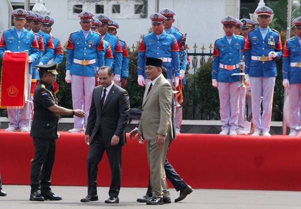Qatari defense minister visits Indonesia to strengthen bilateral cooperation JAKARTA, INDONESIA - JUNE 02: Indonesia s Minister of Defence, Sjafrie Sjamsoeddin (R), and Commander of the Indonesian National Armed Forces, Agus Subiyanto (L), welcome Qatar s Deputy Prime Minister and Minister of State for Defence Affairs, Sheikh Saoud bin Abdurrahman bin Hassan bin Ali Al Thani (C), upon his arrival at Indonesia s Ministry of Defence headquarters in Jakarta, Indonesia, on June 02, 2026. The visit of Sheikh Saoud bin Abdurrahman bin Hassan bin Ali Al Thani forms part of ongoing efforts to strengthen bilateral relations between Indonesia and Qatar, including cooperation on political issues at the international and regional levels, defence and se  Copyright: x2026xAnadoluxEkoxSiswonoxToyudhox