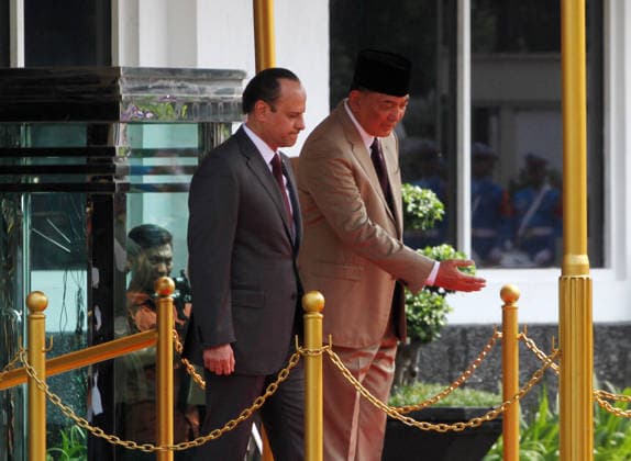 Qatari defense minister visits Indonesia to strengthen bilateral cooperation JAKARTA, INDONESIA - JUNE 02: Indonesia s Minister of Defence, Sjafrie Sjamsoeddin (R), and Qatar s Deputy Prime Minister and Minister of State for Defence Affairs, Sheikh Saoud bin Abdurrahman bin Hassan bin Ali Al Thani (L), inspect an honor guard upon arrival at Indonesia s Ministry of Defence headquarters in Jakarta, Indonesia, on June 02, 2026. The visit of Sheikh Saoud bin Abdurrahman bin Hassan bin Ali Al Thani forms part of ongoing efforts to strengthen bilateral relations between Indonesia and Qatar, including cooperation on political issues at the international and regional levels, defence and security, counterterrorism, economic collaboration-particularl  Copyright: x2026xAnadoluxEkoxSiswonoxToyudhox