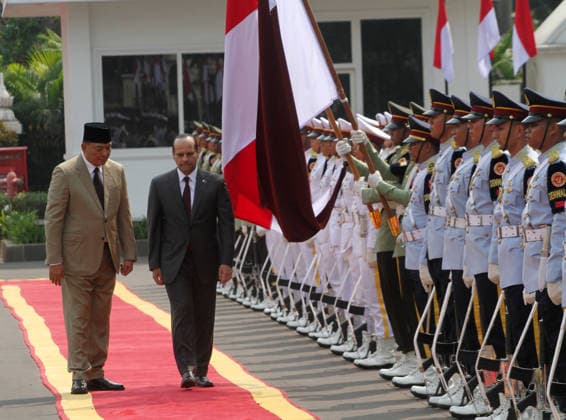 Qatari defense minister visits Indonesia to strengthen bilateral cooperation JAKARTA, INDONESIA - JUNE 02: Indonesia s Minister of Defence, Sjafrie Sjamsoeddin (L), and Qatar s Deputy Prime Minister and Minister of State for Defence Affairs, Sheikh Saoud bin Abdurrahman bin Hassan bin Ali Al Thani (R), inspect an honor guard upon arrival at Indonesia s Ministry of Defence headquarters in Jakarta, Indonesia, on June 02, 2026. The visit of Sheikh Saoud bin Abdurrahman bin Hassan bin Ali Al Thani forms part of ongoing efforts to strengthen bilateral relations between Indonesia and Qatar, including cooperation on political issues at the international and regional levels, defence and security, counterterrorism, economic collaboration-particularl  Copyright: x2026xAnadoluxEkoxSiswonoxToyudhox