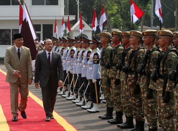 Qatari defense minister visits Indonesia to strengthen bilateral cooperation JAKARTA, INDONESIA - JUNE 02: Indonesia s Minister of Defence, Sjafrie Sjamsoeddin (L), and Qatar s Deputy Prime Minister and Minister of State for Defence Affairs, Sheikh Saoud bin Abdurrahman bin Hassan bin Ali Al Thani (R), inspect an honor guard upon arrival at Indonesia s Ministry of Defence headquarters in Jakarta, Indonesia, on June 02, 2026. The visit of Sheikh Saoud bin Abdurrahman bin Hassan bin Ali Al Thani forms part of ongoing efforts to strengthen bilateral relations between Indonesia and Qatar, including cooperation on political issues at the international and regional levels, defence and security, counterterrorism, economic collaboration-particularl  Copyright: x2026xAnadoluxEkoxSiswonoxToyudhox