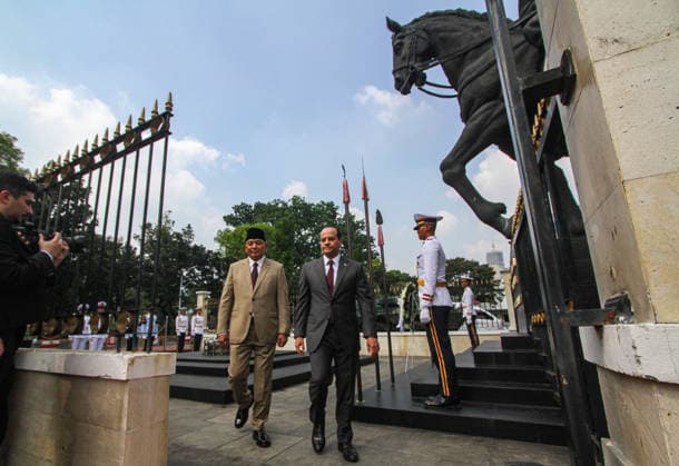 Qatari defense minister visits Indonesia to strengthen bilateral cooperation JAKARTA, INDONESIA - JUNE 02: Indonesia s Minister of Defence, Sjafrie Sjamsoeddin (L), and Qatar s Deputy Prime Minister and Minister of State for Defence Affairs, Sheikh Saoud bin Abdurrahman bin Hassan bin Ali Al Thani (R), inspect an honor guard upon arrival at Indonesia s Ministry of Defence headquarters in Jakarta, Indonesia, on June 02, 2026. The visit of Sheikh Saoud bin Abdurrahman bin Hassan bin Ali Al Thani forms part of ongoing efforts to strengthen bilateral relations between Indonesia and Qatar, including cooperation on political issues at the international and regional levels, defence and security, counterterrorism, economic collaboration-particularl  Copyright: x2026xAnadoluxEkoxSiswonoxToyudhox
