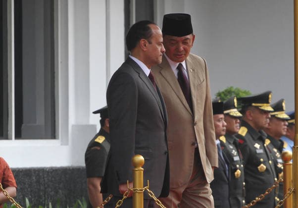 Qatari defense minister visits Indonesia to strengthen bilateral cooperation JAKARTA, INDONESIA - JUNE 02: Indonesia s Minister of Defence, Sjafrie Sjamsoeddin (R), and Qatar s Deputy Prime Minister and Minister of State for Defence Affairs, Sheikh Saoud bin Abdurrahman bin Hassan bin Ali Al Thani (L), inspect an honor guard upon arrival at Indonesia s Ministry of Defence headquarters in Jakarta, Indonesia, on June 02, 2026. The visit of Sheikh Saoud bin Abdurrahman bin Hassan bin Ali Al Thani forms part of ongoing efforts to strengthen bilateral relations between Indonesia and Qatar, including cooperation on political issues at the international and regional levels, defence and security, counterterrorism, economic collaboration-particularl  Copyright: x2026xAnadoluxEkoxSiswonoxToyudhox