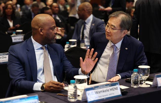 S. Korea, Africa hold biz forum S. Korea, Africa hold biz forum South Korean Foreign Minister Cho Hun (R) talks with Wamkele Keabetswe Mene, secretary-general of the African Continental Free Trade Area, during a business forum involving business leaders and government officials from South Korea and African nations in Seoul on June 2, 2026, to discuss ways to deepen economic cooperation and expand industrial partnerships. The forum was organized as a sideline event to the Korea-Africa Foreign Ministers Meeting held the previous day. (Yonhap) 2026-06-02 14:24:55 < 1980-2026 YONHAPNEWS AGENCY. .> ¼­¿ïÆ¯º°½Ã EDITORIAL USE ONLY  Copyright: xx PYH2026060213490031500 YonhapxNewsx yonphotos252909