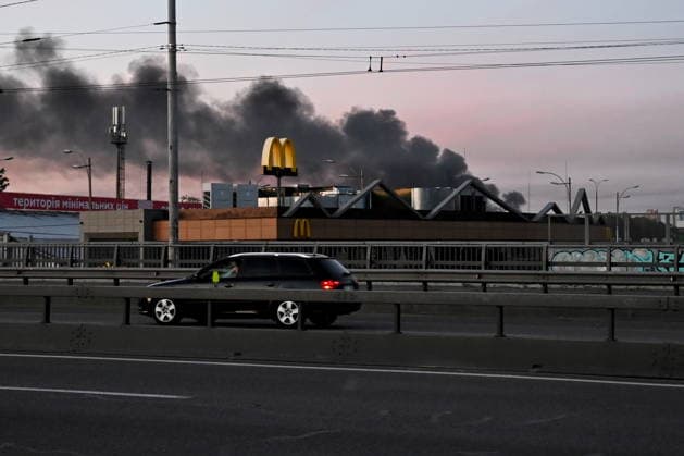 June 2, 2026, Kyiv, Ukraine: McDonald s restaurant against a backdrop of black smoke in the sky after the Russian shelling. Kyiv Ukraine  - ZUMAs197 20260602_aaa_s197_003 Copyright: xAleksandrxGusevx