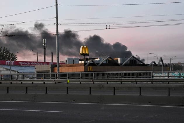 June 2, 2026, Kyiv, Ukraine: McDonald s restaurant against a backdrop of black smoke in the sky after the Russian shelling. Kyiv Ukraine  - ZUMAs197 20260602_aaa_s197_004 Copyright: xAleksandrxGusevx