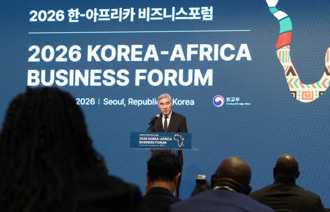 S. Korea, Africa hold biz forum S. Korea, Africa hold biz forum Hyundai Motor Co. chief Sung Kim, a former U.S. State Department official, addresses a business forum involving business leaders and government officials from South Korea and African nations in Seoul on June 2, 2026, to discuss ways to deepen economic cooperation and expand industrial partnerships. The forum was organized as a sideline event to the Korea-Africa Foreign Ministers Meeting held the previous day. (Yonhap) 2026-06-02 14:30:46 < 1980-2026 YONHAPNEWS AGENCY. .> ¼­¿ïÆ¯º°½Ã EDITORIAL USE ONLY  Copyright: xx PYH2026060213780031500 YonhapxNewsx yonphotos252914