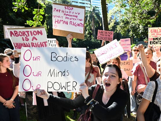 QLD NURSES RALLY, Nurses, midwives and pro-choice supporters are seen during a protest against the Katter Australian Party action to block expanded access to early pregnancy medical termination at the City Botanic Gardens in Brisbane, Tuesday, June 2, 2026. ( NO ARCHIVING Brisbane Queensland Australia  Copyright: xDarrenxEnglandx 20260602187939264024