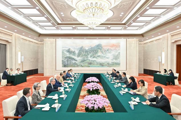 (260602) -- BEIJING, June 2, 2026 -- Chinese Vice President Han Zheng meets with UK Foreign Secretary Yvette Cooper in Beijing, capital of China, June 2, 2026. ) CHINA-BEIJING-HAN ZHENG-UK FOREIGN SECRETARY-MEETING (CN) GaoxJie 
