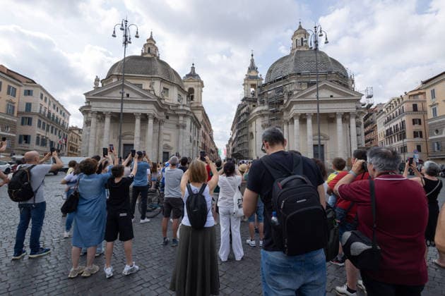 IPA85256503 - Tricolored Arrows pass by at Piazza del Popolo in Rome, marking the 80th anniversary of the Italian Republic  Copyright: xMatteoxNardonex xx 85256503