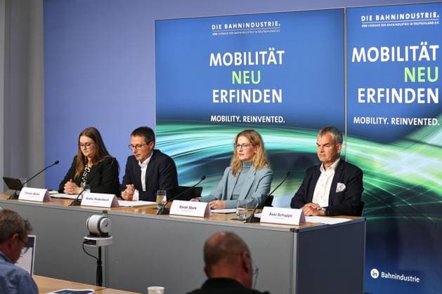 Berlin, Deutschland, 02.06.2026: Haus der Bundespressekonferenz: Jahrespressekonferenz: Verband der Bahnindustrie Bilanz Geschäftsjahr 2025: Pauline Maitre, VDB-Verbandssprächerin, Andre Rodenbeck, VDB-Präsident, Sarah Stark, VDB-Hauptgeschäftsführerin und Axel Schuppe, VDB-Geschäftsführer *** Berlin, Germany, 02 06 2026 House of the Federal Press Conference Annual Press Conference Association of the German Railway Industry Balance Sheet Financial Year 2025 Pauline Maitre, VDB Association Spokesperson, Andre Rodenbeck, VDB President, Sarah Stark, VDB Managing Director and Axel Schuppe, VDB Managing Director Copyright: xdtsxNachrichtenagenturx dts_121640