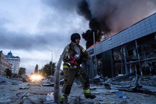Russian overnight missile and drone attack in Kyiv - 02 Jun 2026 Ukrainian firefighter works to extinguish a burning commercial building damaged during a Russian missile and drone attack in Kyiv. Kyiv Ukraine Copyright: xPatrykxJaraczx xSOPAxImagesx DSC00056