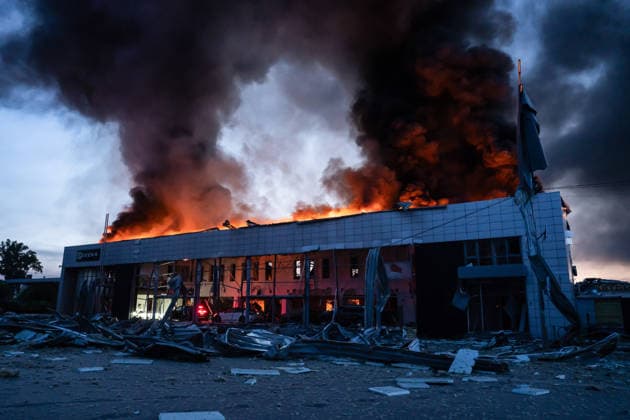 Russian overnight missile and drone attack in Kyiv - 02 Jun 2026 Burning building after a large Russian missile and drone attack in Kyiv. Kyiv Ukraine Copyright: xPatrykxJaraczx xSOPAxImagesx DSC09807