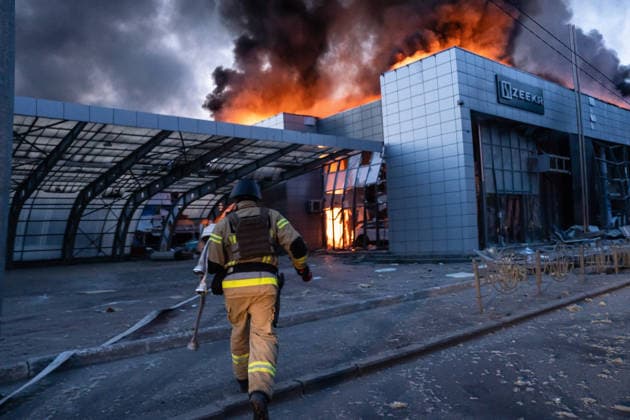 June 2, 2026, Kyiv, Ukraine: Ukrainian firefighter runs to extinguish a burning building damaged during a large Russian missile and drone attack in Kyiv. Kyiv Ukraine - ZUMAs197 20260602_aaa_s197_030 Copyright: xPatrykxJaraczx