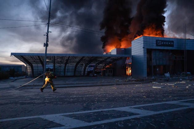 June 2, 2026, Kyiv, Ukraine: Ukrainian firefighter runs to extinguish a burning building damaged during a large Russian missile and drone attack in Kyiv. Kyiv Ukraine - ZUMAs197 20260602_aaa_s197_025 Copyright: xPatrykxJaraczx