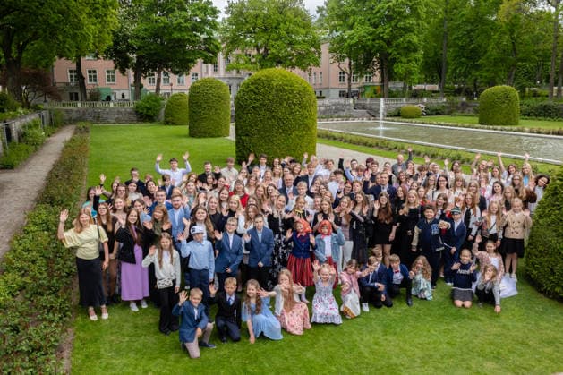 01.06.2026, Tallinn. The Office of the President™s thank-you reception in the Rose Garden honored youth who participated in the essay and brainstorming contest Why Do We Need (Artificial) Intelligence? Photo: Saari Sildos, Postimees Tallinn Harjumaa Estonia 1SS01JUN26R49  Copyright: xSaarixSildosx Alar Karis posing with the youth