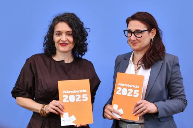 Berlin, Deutschland, 02.06.2026: Bundespressekonferenz: Jahresbericht 2025 der Antidiskriminierungsstelle des Bundes: Eva Andrades, Geschäftsführerin des Antidiskriminierungsverbandes Deutschland (advd) und Ferda Ataman, Unabhängige Bundesbeauftragte für Antidiskriminierung *** Berlin, Germany, 02 06 2026 Federal Press Conference Annual Report 2025 of the Federal Anti-Discrimination Agency Eva Andrades, Managing Director of the German Anti-Discrimination Association advd and Ferda Ataman, Independent Federal Commissioner for Anti-Discrimination Copyright: xdtsxNachrichtenagenturx dts_121659