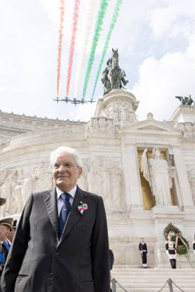 Foto IPP SPGR Francesco Ammendola Roma 02 06 2026 Festa della Repubblica dell Italia istituita per ricordare la nascita della Repubblica Italiana nella foto Il Presidente della Repubblica Sergio Mattarella sopra di lui il passaggio delle Frecce Tricolori Pattuglia Acrobatica Nazionale dell Aeronautica Militare Italiana all Altare della Patria (foto di Francesco Ammendola - Ufficio per la Stampa e la Comunicazione della Presidenza della Repubblica) *** Photo IPP SPGR Francesco Ammendola Rome 02 06 2026 Italys Republic Day established to commemorate the birth of the Italian Republic in the photo The President of the Republic Sergio Mattarella above him the passage of the Frecce Tricolori National Acrobatic Patrol of the Italian Air Force 