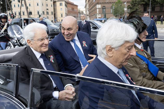 Foto IPP SPGR Francesco Ammendola Roma 02 06 2026 Festa della Repubblica dell Italia istituita per ricordare la nascita della Repubblica Italiana nella foto Il Presidente della Repubblica Sergio Mattarella con il ministro della difesa del governo Guido Crosetto (foto di Francesco Ammendola - Ufficio per la Stampa e la Comunicazione della Presidenza della Repubblica) *** Photo IPP SPGR Francesco Ammendola Rome 02 06 2026 Italys Republic Day established to commemorate the birth of the Italian Republic in the photo President of the Republic Sergio Mattarella with government defense minister Guido Crosetto photo by Francesco Ammendola Office for Press and Communication of the Presidency of the Republic 