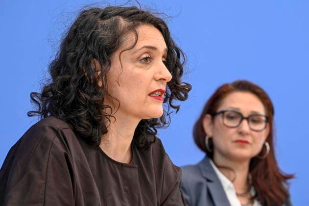 ABB BPK- Eva Andrades, Geschaeftsfuehrerin des Antidiskriminierungsverbandes Deutschland (advd) Ferda Ataman, Unabhaengige Bundesbeauftragte fuer Antidiskriminierung Thema Vorstellung Jahresbericht 2025 der Antidiskriminierungsstelle des Bundes auf der BPK Bundespressekonferenz am 02.06.2026 in Berlin Berlin Deutschland *** ABB BPK Eva Andrades, Managing Director of the German Anti-Discrimination Association advd Ferda Ataman, Independent Federal Commissioner for Anti-Discrimination Topic Presentation of the Annual Report 2025 of the Federal Anti-Discrimination Agency at the BPK Federal Press Conference on 02 06 2026 in Berlin Berlin Germany