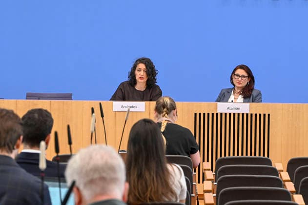 ABB BPK- Eva Andrades, Geschaeftsfuehrerin des Antidiskriminierungsverbandes Deutschland (advd) Ferda Ataman, Unabhaengige Bundesbeauftragte fuer Antidiskriminierung Thema Vorstellung Jahresbericht 2025 der Antidiskriminierungsstelle des Bundes auf der BPK Bundespressekonferenz am 02.06.2026 in Berlin Berlin Deutschland *** ABB BPK Eva Andrades, Managing Director of the German Anti-Discrimination Association advd Ferda Ataman, Independent Federal Commissioner for Anti-Discrimination Topic Presentation of the Annual Report 2025 of the Federal Anti-Discrimination Agency at the BPK Federal Press Conference on 02 06 2026 in Berlin Berlin Germany