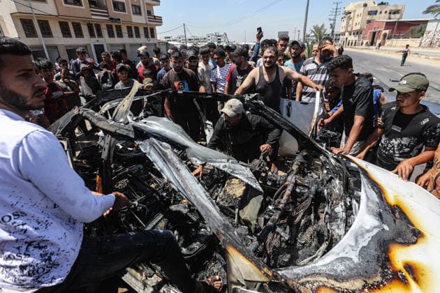 One person was killed in an Israeli attack on a car in Gaza, despite the ceasefire DEIR AL-BALAH, GAZA, PALESTINE - JUNE 02: Palestinians gather around a car that caught fire and became unusable after it was targeted by an Israeli unmanned aerial vehicle (UAV) in Deir al-Balah, Gaza, Palestine, on June 02, 2026. According to information received from health sources at Al-Aqsa Martyrs Hospital, Ahmed Khalid Abu Magasib (32), who was in the car targeted by the Israeli army near the Al-Mazraa School, lost his life. Moiz Salhi Anadolu Deir al-Balah Gaza. Editorial use only. Please get in touch for any other usage.  Copyright: x2026xAnadoluxMoizxSalhix