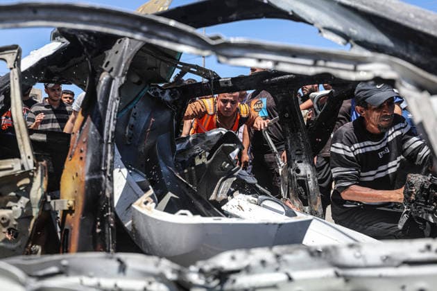 One person was killed in an Israeli attack on a car in Gaza, despite the ceasefire DEIR AL-BALAH, GAZA, PALESTINE - JUNE 02: Palestinians gather around a car that caught fire and became unusable after it was targeted by an Israeli unmanned aerial vehicle (UAV) in Deir al-Balah, Gaza, Palestine, on June 02, 2026. According to information received from health sources at Al-Aqsa Martyrs Hospital, Ahmed Khalid Abu Magasib (32), who was in the car targeted by the Israeli army near the Al-Mazraa School, lost his life. Moiz Salhi Anadolu Deir al-Balah Gaza. Editorial use only. Please get in touch for any other usage.  Copyright: x2026xAnadoluxMoizxSalhix