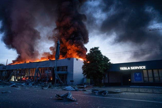 June 2, 2026, Kyiv, Ukraine: Burning building after a large Russian missile and drone attack in Kyiv. Kyiv Ukraine  - ZUMAs197 20260602_aaa_s197_007 Copyright: xPatrykxJaraczx