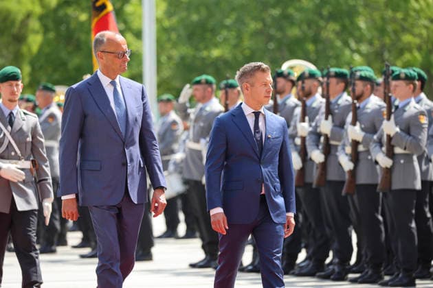 Friedrich Merz, Bundeskanzler und PÃ ter (Peter) Magyar, Ministerpräsident Ungarn, beim Antrittsbesuch mit militärischen Ehren im Bundeskanzleramt am 02.06. in Berlin Kanzler Merz empfängt Peter Magyar in Berlin *** Friedrich Merz, Federal Chancellor and Peter Magyar, Prime Minister of Hungary, during the inaugural visit with military honors at the Federal Chancellery on 02 06 in Berlin Chancellor Merz receives Peter Magyar in Berlin