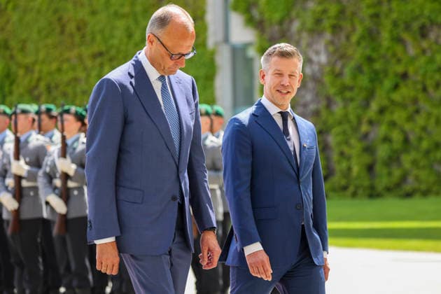 Friedrich Merz, Bundeskanzler und PÃ ter (Peter) Magyar, Ministerpräsident Ungarn, beim Antrittsbesuch mit militärischen Ehren im Bundeskanzleramt am 02.06. in Berlin Kanzler Merz empfängt Peter Magyar in Berlin *** Friedrich Merz, Federal Chancellor and Peter Magyar, Prime Minister of Hungary, during the inaugural visit with military honors at the Federal Chancellery on 02 06 in Berlin Chancellor Merz receives Peter Magyar in Berlin