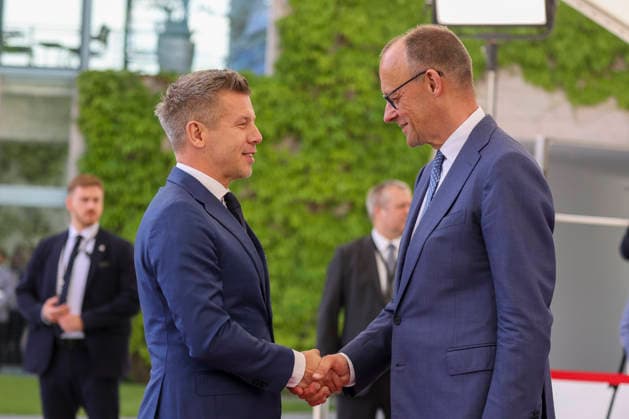 Friedrich Merz, Bundeskanzler und PÃ ter (Peter) Magyar, Ministerpräsident Ungarn, beim Antrittsbesuch mit militärischen Ehren im Bundeskanzleramt am 02.06. in Berlin Kanzler Merz empfängt Peter Magyar in Berlin *** Friedrich Merz, Federal Chancellor and Peter Magyar, Prime Minister of Hungary, during the inaugural visit with military honors at the Federal Chancellery on 02 06 in Berlin Chancellor Merz receives Peter Magyar in Berlin