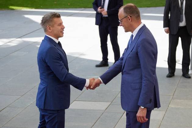 Kanzler Merz empfängt ungarischen Ministerpräsidenten Magyar ** NUR FÜR REDAKTIONELLE ZWECKE ** EDITORIAL USE ONLY **<p>Bundeskanzler Friedrich Merz empfängt den ungarischen Ministerpräsidenten Peter Magyar mit militärischen Ehren. Deutschland Berlin Berlin Copyright: JoergxCarstensen *** Chancellor Merz receives Hungarian Prime Minister Magyar FOR EDITORIAL PURPOSES ONLY EDITORIAL USE ONLY p German Chancellor Friedrich Merz receives Hungarian Prime Minister Peter Magyar with military honors Germany Berlin Berlin Copyright JoergxCarstensen Copyright: JoergxCarstensen doc86424kprnj5bv2p8tjw ,EDITORIAL USE ONLY