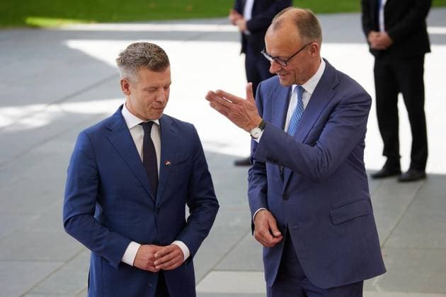 Kanzler Merz empfängt ungarischen Ministerpräsidenten Magyar ** NUR FÜR REDAKTIONELLE ZWECKE ** EDITORIAL USE ONLY **<p>Bundeskanzler Friedrich Merz empfängt den ungarischen Ministerpräsidenten Peter Magyar mit militärischen Ehren. Deutschland Berlin Berlin Copyright: JoergxCarstensen *** Chancellor Merz receives Hungarian Prime Minister Magyar FOR EDITORIAL PURPOSES ONLY EDITORIAL USE ONLY p German Chancellor Friedrich Merz receives Hungarian Prime Minister Peter Magyar with military honors Germany Berlin Berlin Copyright JoergxCarstensen Copyright: JoergxCarstensen doc86424kyv5x41fu4zxtsu ,EDITORIAL USE ONLY