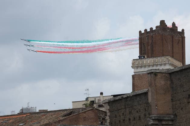 IPA85259557 - Rome, Italy - June 2, 2026: The tricolor arrows. Heads of state and government guests of the Republic Day celebrations attend the traditional military parade along the Imperial Forum, in the presence of the President of the Republic. The ceremony, which pays tribute to the values of the Republic and the Armed Forces, takes place in the heart of the Capital in front of Italy s highest institutional offices and international delegations.  Copyright: xmarcoxiacobuccix xmarcoxiacobuccix 85259557
