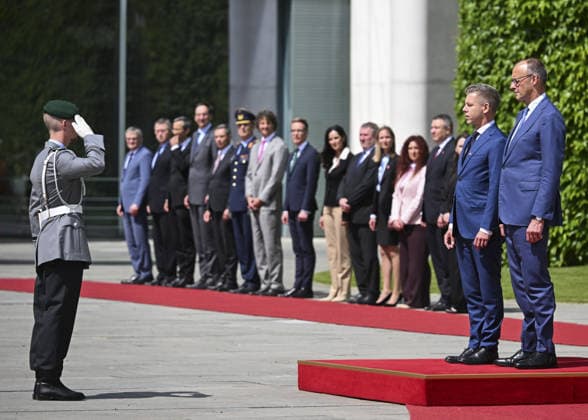 Hungarian Prime Minister Peter Magyar visits Germany BERLIN, GERMANY - JUNE 2: Hungarian Prime Minister Peter Magyar (L) is welcomed with an official ceremony by German Chancellor Friedrich Merz (R) at the Federal Chancellery during his visit to Germany in Berlin, Germany, on June 2, 2026. Halil Sagirkaya Anadolu Berlin Germany. Editorial use only. Please get in touch for any other usage.  Copyright: x2026xAnadoluxHalilxSagirkayax